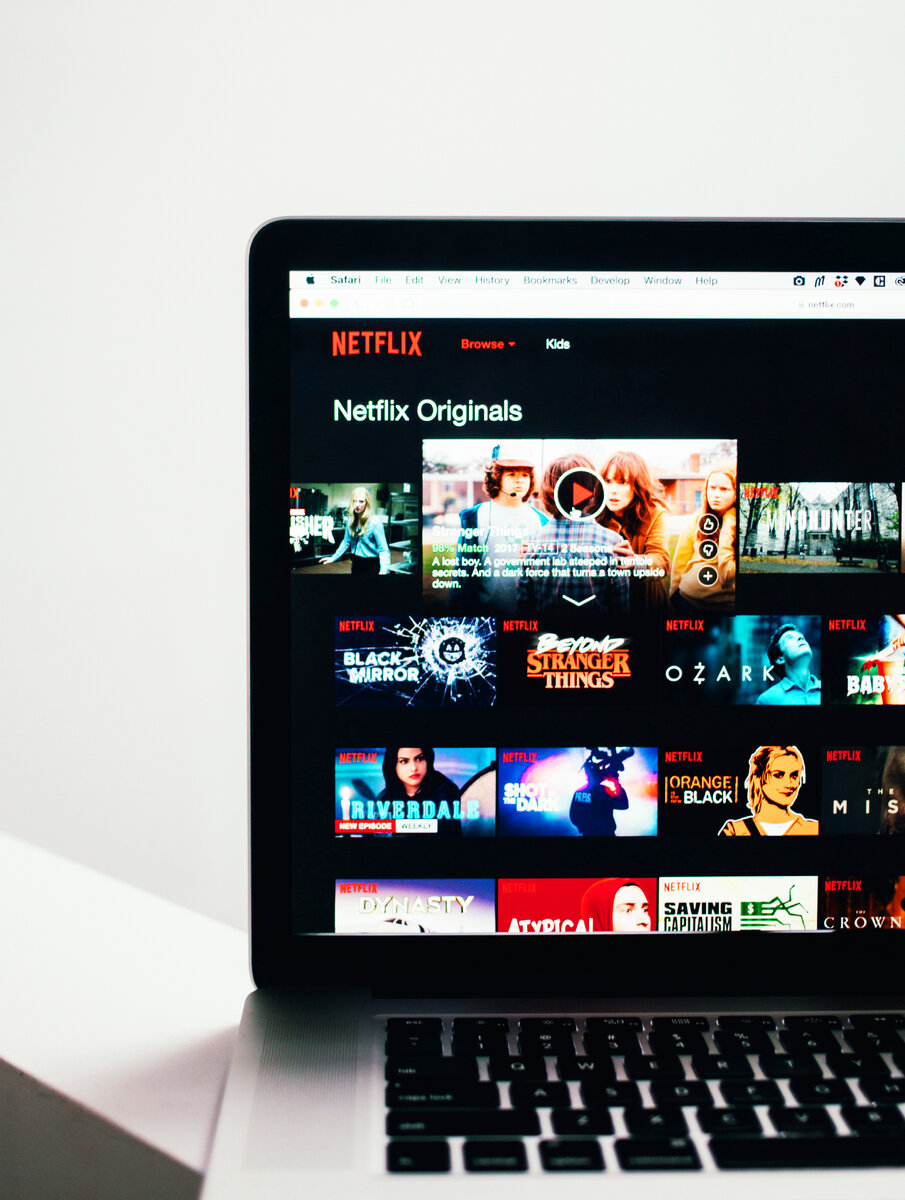 Стриминговая платформа Netflix хороша тем, что все серии большинства сериалов в один момент - не нужно ждать неделями. Также все проекты на платформе оснащены субтитрами на многих языках (в том числе, на русском).  