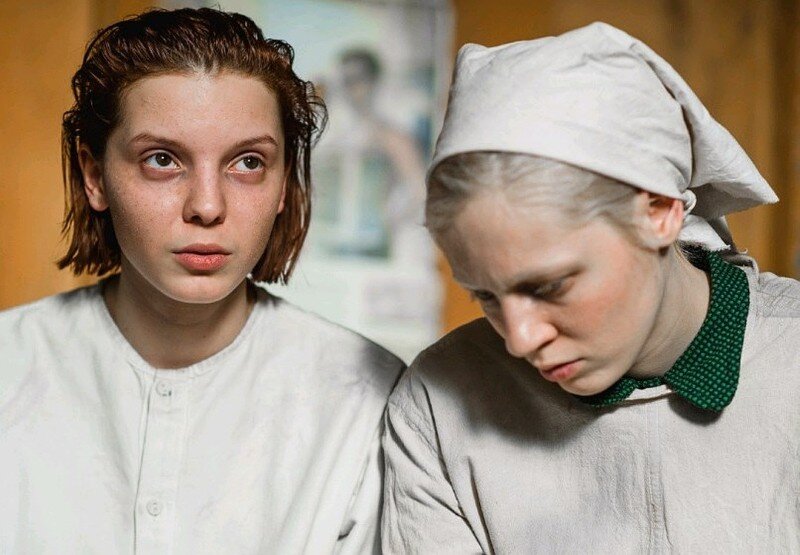 Маша и Ия, героини фильма "Дылда"