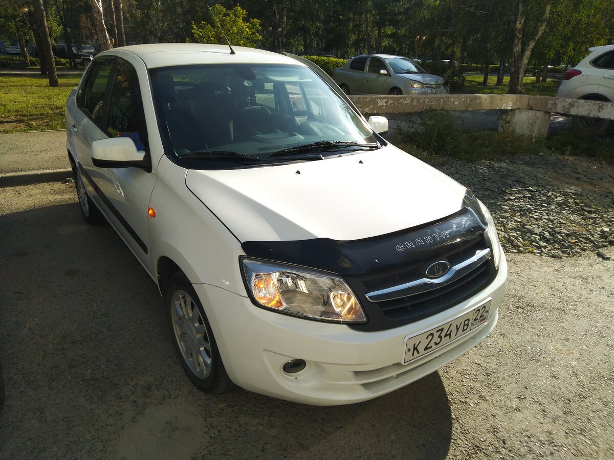 Горят все лампочки поворота на правой стороне "Лада Гранта".