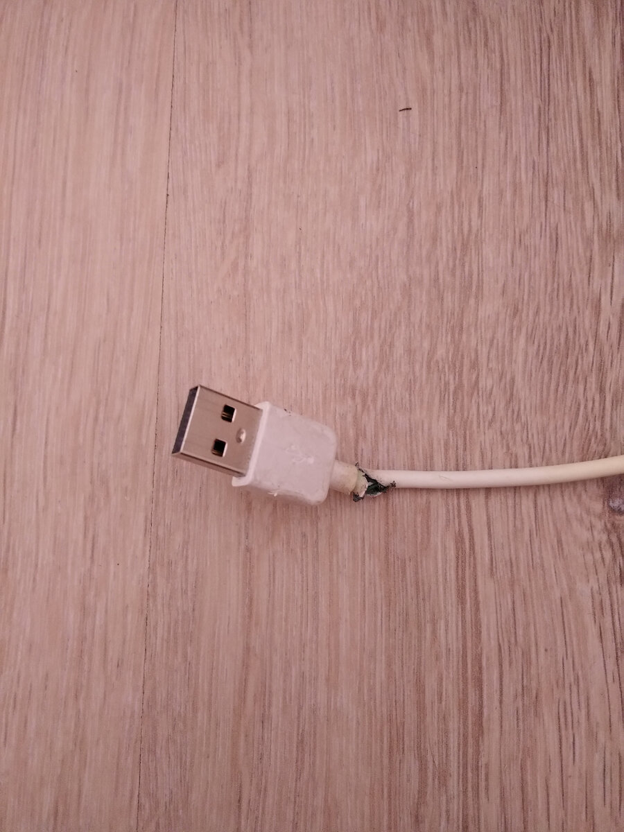Пример поломанного провода зарядки 