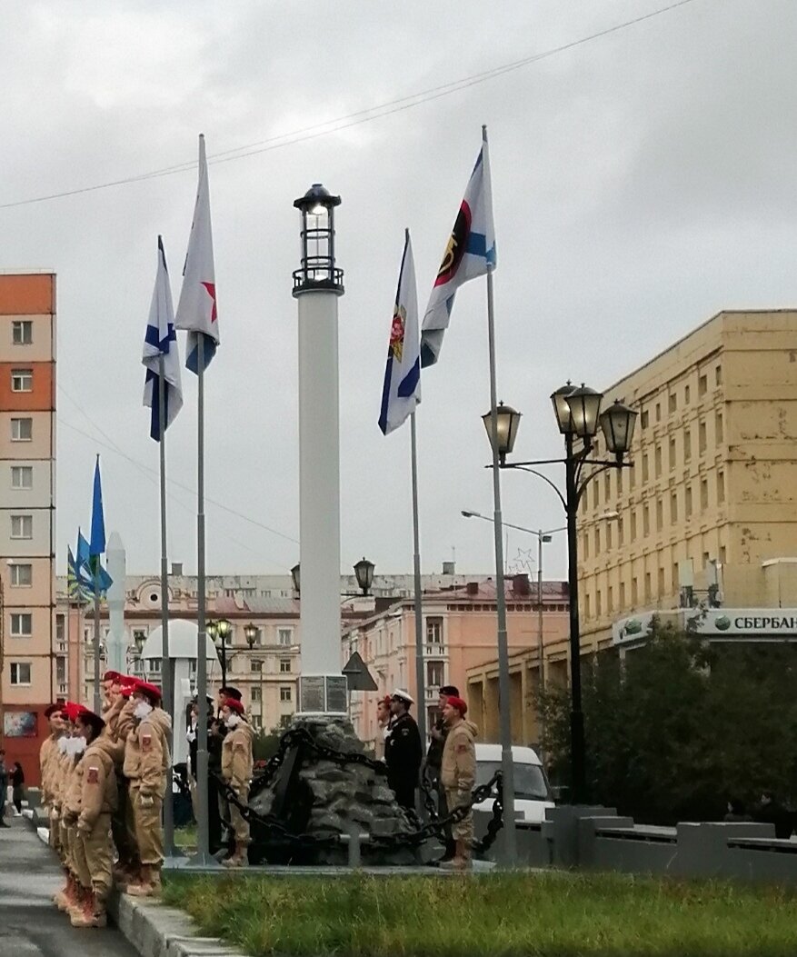 Памятник в виде стилизованого маяка. 
