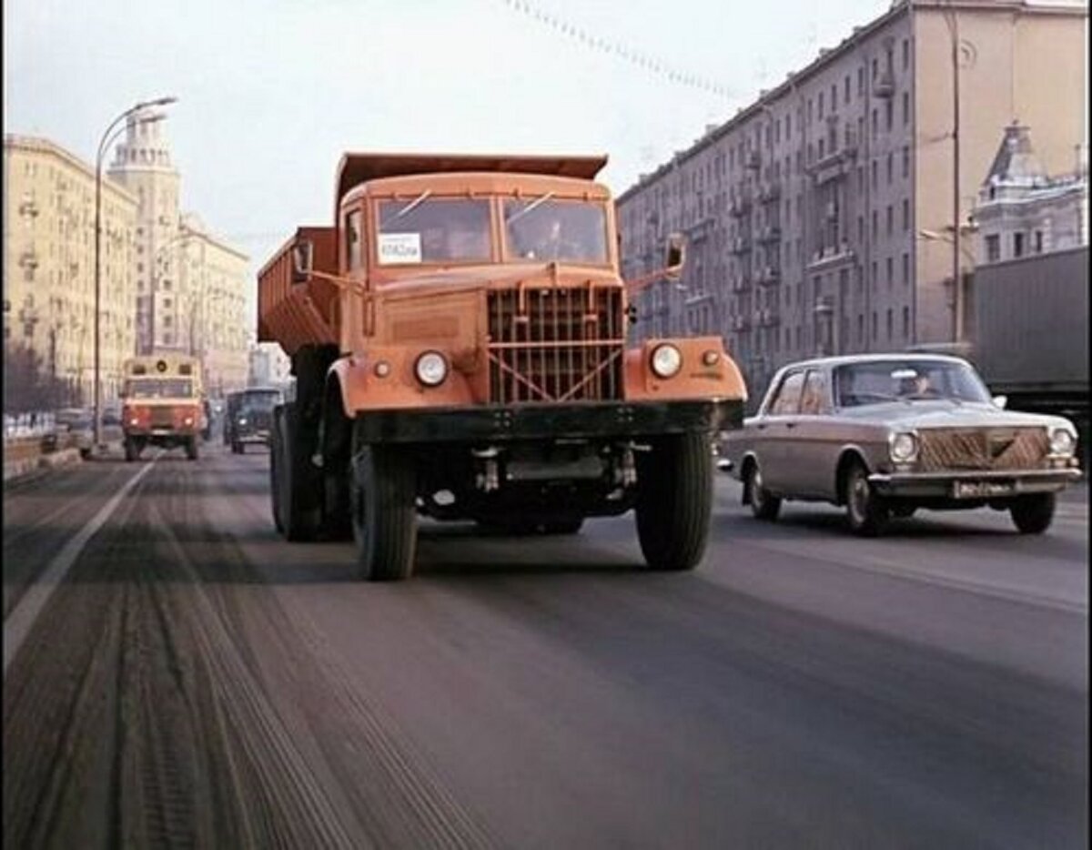 знак оранжевый грузовик