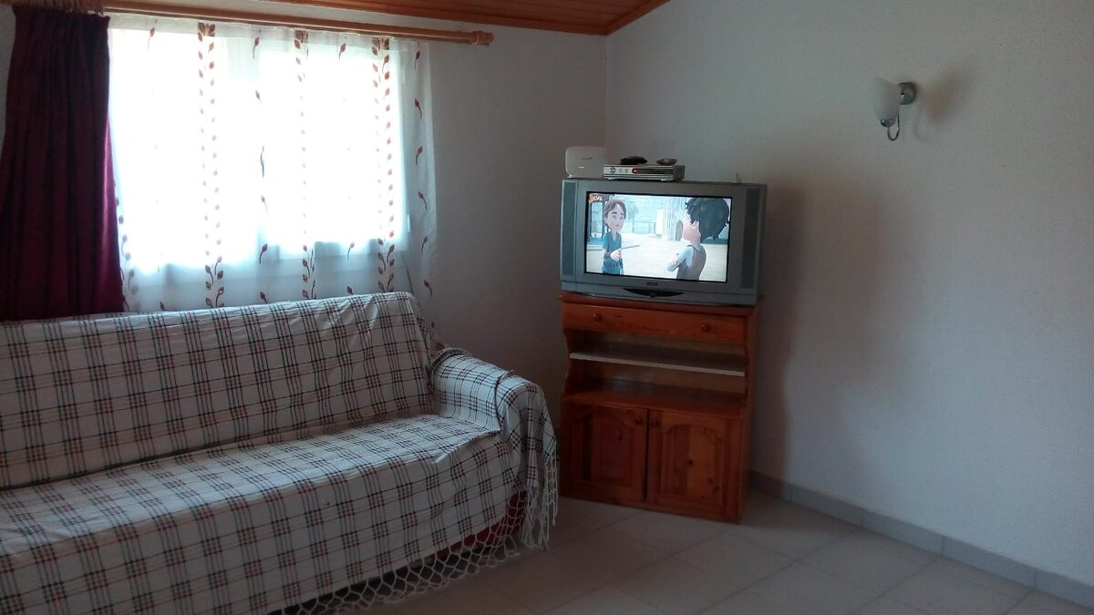 Дом 2+1, не студия. Коробочка с интернетом моя.