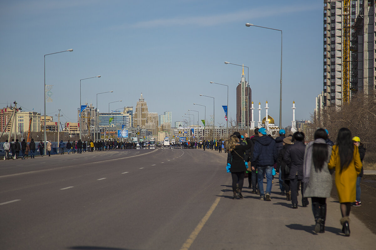 Сколько людей в астане. Казахстан улицы. Астана улицы. Астана жители. Астана люди улицы.