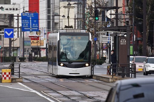 https://cdn.pixabay.com/photo/2019/01/18/11/44/traffic-3939615__340.jpg