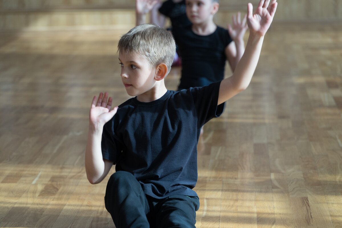 https://cdn.pixabay.com/photo/2017/08/04/18/45/kids-2581002_960_720.jpg