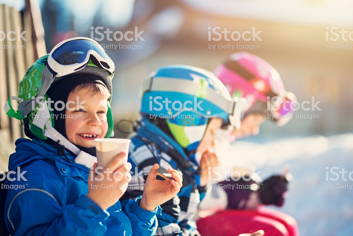 https://www.istockphoto.com/ru/%D1%84%D0%BE%D1%82%D0%BE/little-skiers-resting-on-a-beautiful-winter-day-gm862270244-143044763