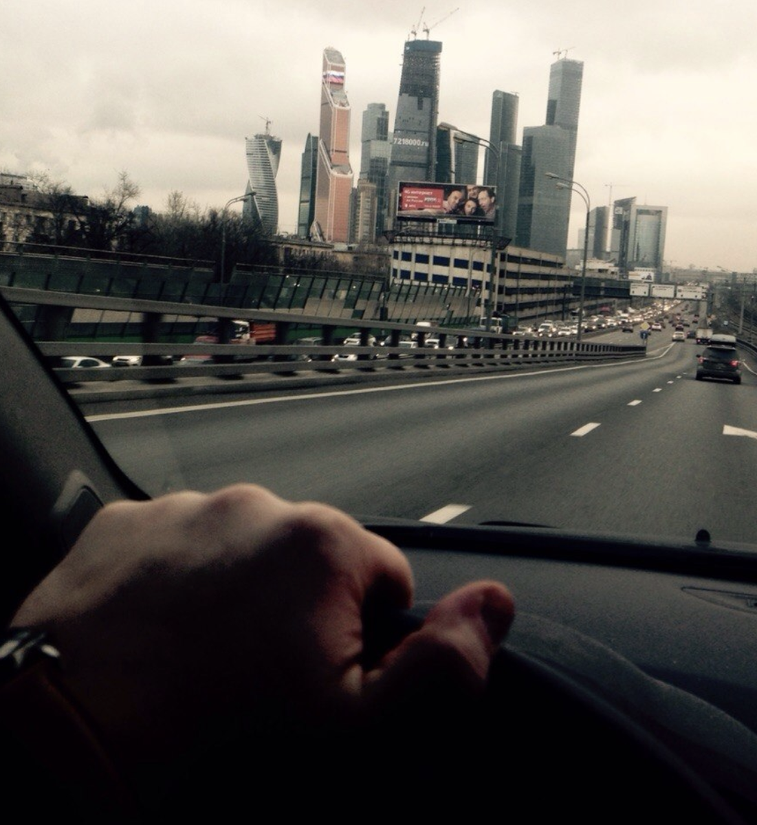 Возле представлявшего сильно. Вид из окна машины. Москва Сити вид с машины. Парень в Москва Сити. Красивый вид из машины.