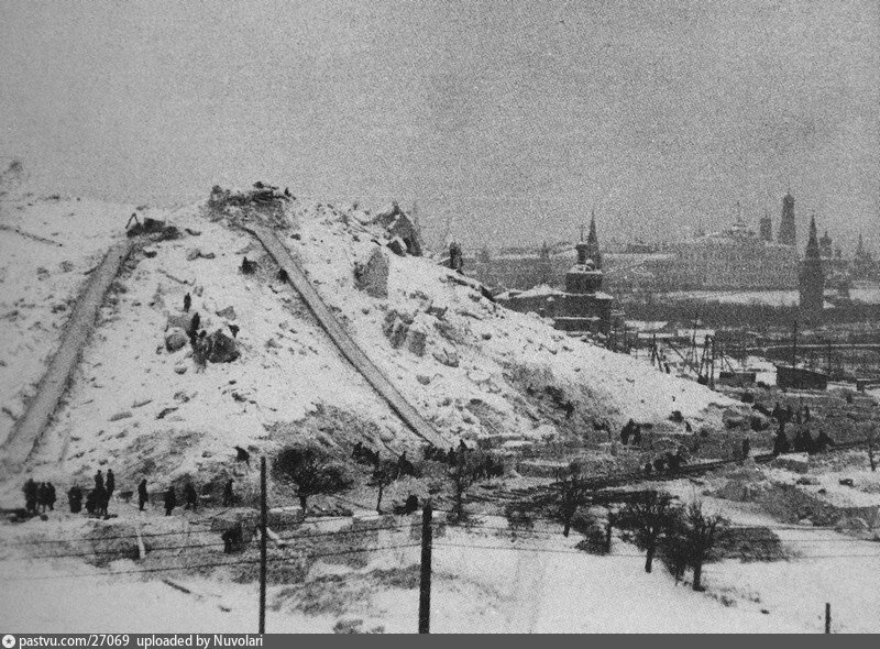 Площадка на месте храма Христа Спасителя после сноса, 1931.