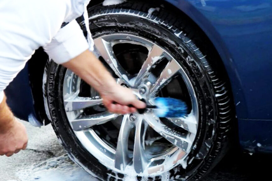 Исследование: Женщины моют свои машины реже мужчин