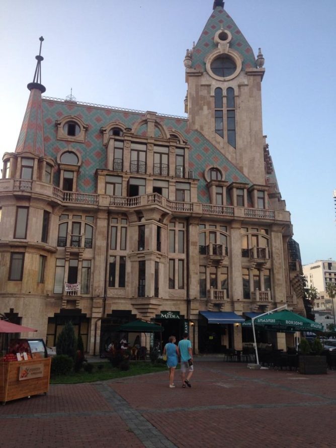 В городе весьма интересная архитектура. Батуми — это Европа в Грузии.  Вообще, в Батуми многие здания построены в стиле разных стран Европы, а  некоторые здания даже являются точными копиями европейских зданий. Дома  необычные, каждое не похоже друг на друга, но вместе они образуют  ансамбль.