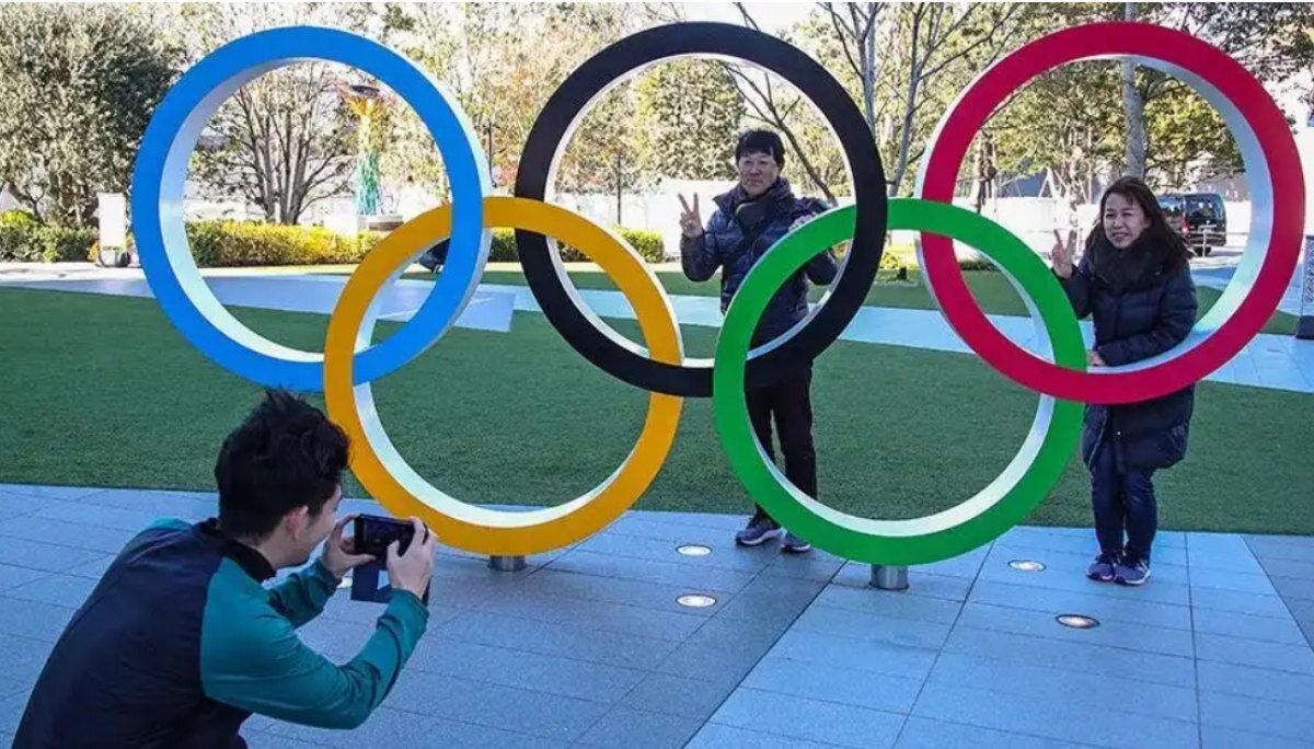 СПОРТТокио отложил подготовку волонтеров Олимпиады-2020 из-за коронавируса 22 Февраля 2020, 06:45Валерия ДоброваОЛИМПИАДА 2020ЯПОНИЯСПОРТКОРОНАВИРУСИНФЕКЦИИФото: ТАСС/Валерий ШарифулинОргкомитет летних Олимпийских игр в Токио – 2020 принял решение отложить подготовку волонтеров из-за распространения коронавируса COVID-19 в Японии. Об этом сообщает в субботу, 22 февраля, Reuters со ссылкой на пресс-службу комитета.Уточняется, что подготовительные мероприятия были запланированы на текущий день, однако будут перенесены. Тем не менее организаторы подчеркнули, что они не рассматривают возможность отмены спортивных игр.На данный момент количество зараженных коронавирусом в Японии достигло 745 человек, пишет ТАСС. По меньшей мере 634 из которых были пассажирами лайнера Diamond Princess. За сутки в стране было выявлено 17 новых случаев инфицирования.Diamond Princess с 3,7 тыс. человек на борту отправился в круиз в конце января из японского города Иокогама по маршруту Кагосима–Гонконг–Окинава. Во время поездки у 80-летнего пассажира из Гонконга выявили пневмонию, вызванную новым видом коронавируса.3 февраля лайнер, вернувшийся из круиза, не пустили в порт Иокогамы и отправили на двухнедельный карантин. 19 февраля после завершения периода изоляции с корабля сошли около 500 пассажиров, чьи анализы на коронавирус были отрицательными.20 февраля стало известно, что два человека погибли на лайнере от COVID-19. Жертвами инфекции стали мужчина и женщина, обоим по 80 лет.Вспышка COVID-19 началась в китайском городе Ухань (провинция Хубэй) в конце декабря 2019 года. По состоянию на 22 февраля число погибших от коронавируса в провинции достигло 2345 человек, общее количество случаев инфицирования превысило 76,2 тыс.