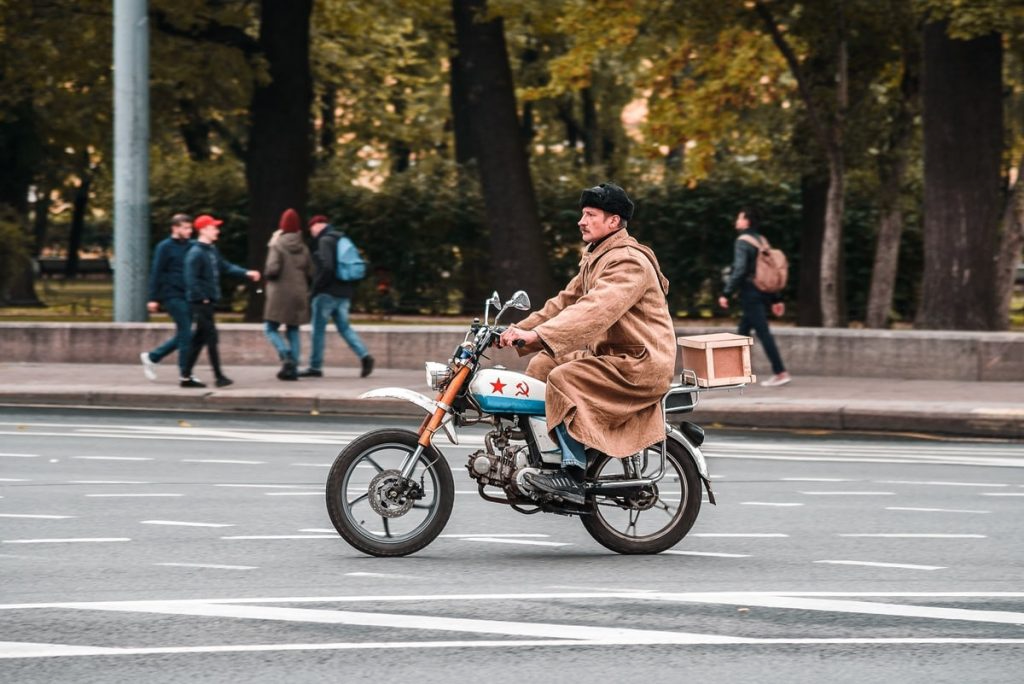 Почтальон на велосипеде