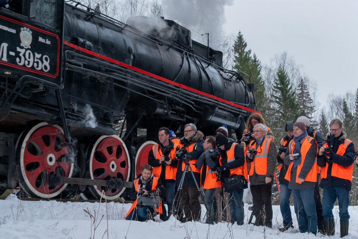 "Элита мировой ЖД фотографии, акулы своего дела - мастера". Иностранные гости прибыли на Бологое-Полоцкую из разных стран: были немцы, французы, голландцы, швейцарец, румын и даже американец. Так прокомментировал состав приглашённых на это мероприятие фотографов один из участников тура Илья Семёнов. Фото: Илья Семёнов