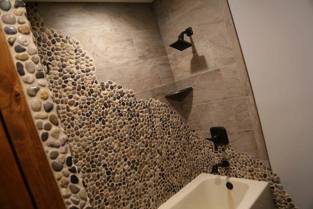 Примеры ванных комнат, декорированные галечником