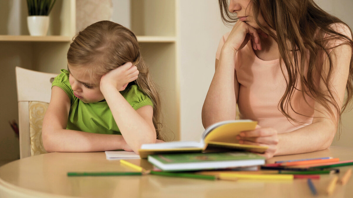 Родители заставляют ребенка. Мама делает уроки с дочкой. Родители и домашнее задание. Дети читают.