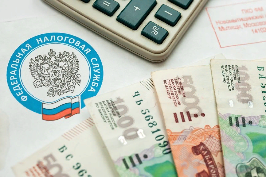Налог на доход по банковским вкладам и долговым бумагам в России ужесточили по отношению к тем параметрам, которые ожидались ранее. В законе указано, что любой купонный доход граждан по облигациям обложат налогом в 13 процентов. Об этом заявил замминистра финансов Алексей Сазонов, сообщает ТАСС. Он подчеркнул, что ограничение для депозитов, то есть требование суммы вкладов во всех банках выше миллиона рублей, не коснется государственных долговых бумаг. «Льгота убирается, все облигации равны», — указал он.
