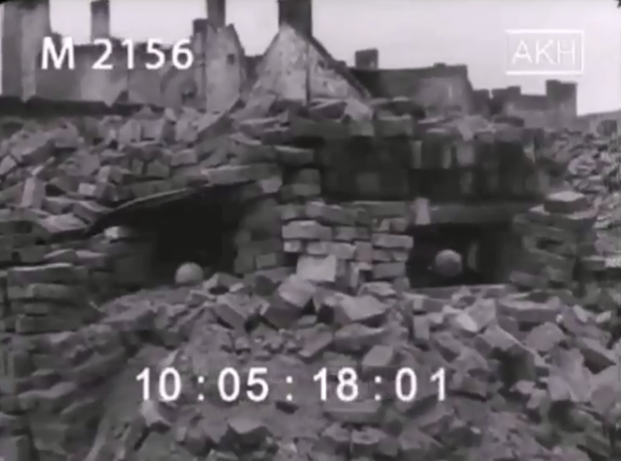 На улицах Кёнигсберга советские танки поджидали многочисленные «фаустники».  Кадр военной кинохроники.