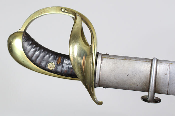 Эфес и верхняя часть ножен шведской кавалерийской сабли обр. 1842 года.