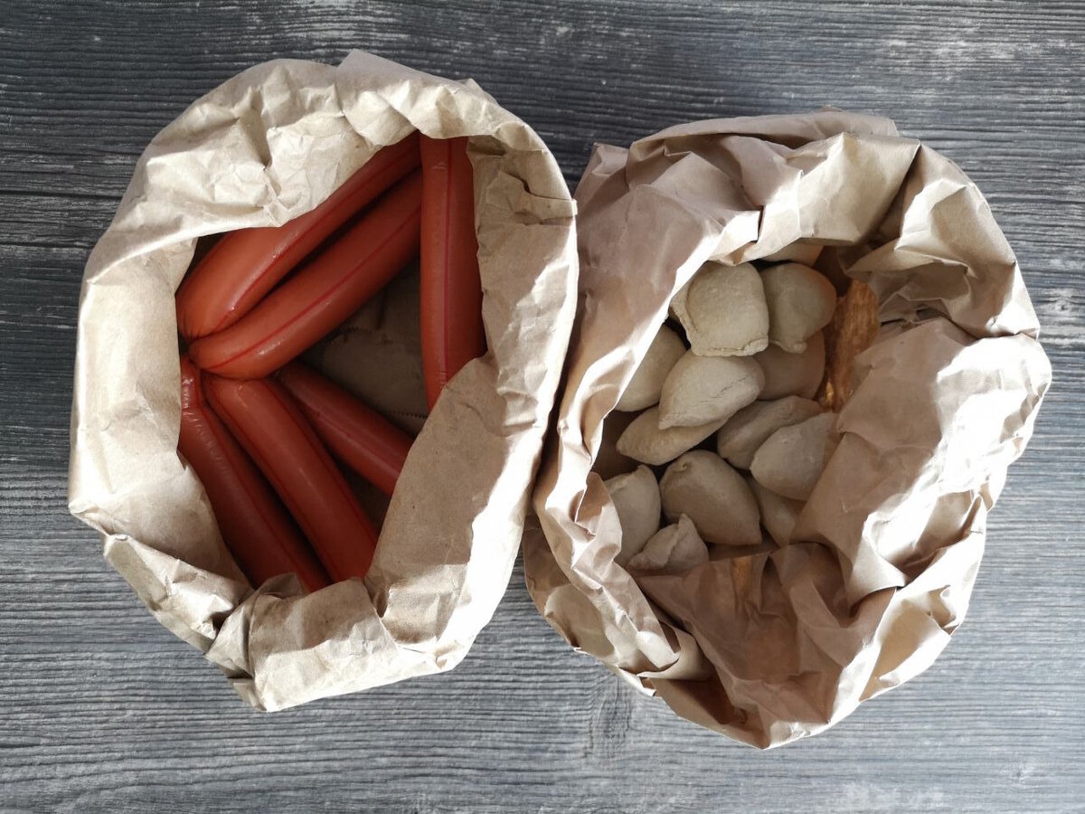 Цена: сосиски “Сливочные” от Александра Кербезова — 445 рублей за 500г, пельмени классические от Евгения Митрофанова и Анатолия Чернова — 330 рублей за 500 г. 