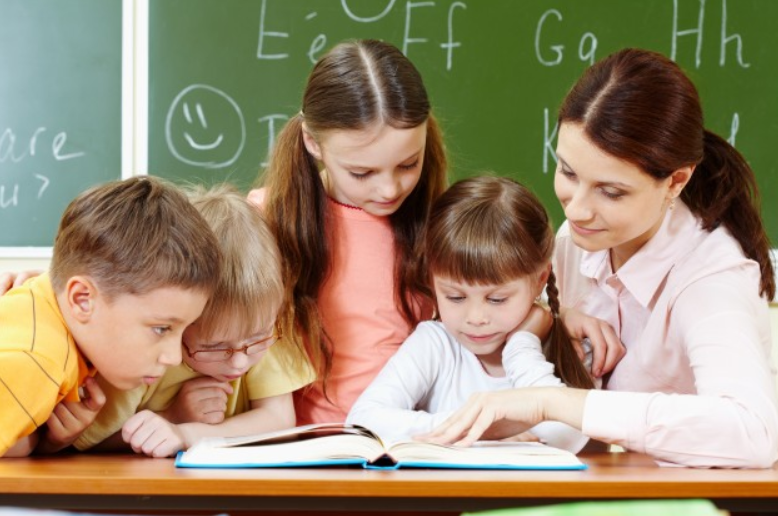 Например,  Мария Ивановна. Молодая женщина, ещё 30 нет. Уже есть лет 7 опыта работы, профильное образование, но языка не хватает, чтобы вести уроки на английском. То не может сформулировать все эти переходные фразы "а теперь перейдём к следующему заданию" и "разбейтесь на 4 группы по 3 человека, 1 группа остаётся тут у окна, вторая садитесь сразу за ними, третья вон туда, и четвёртая тогда в той части класса; Петя, вот листочки, раздай, пожалуйста" - вроде бы ничего такого сложного, но всех этих фразочек надо знать сотни. И как-то неясно, где брать их, как себя проверить, и ещё на дистанте сейчас добавился целый блок новых инструкций, для онлайна. - Марии нужен курс "Classroom Language". По нему есть учебник даже.  А ещё ей нужен просто английский, так как говорить ей тяжело, хотя по Use of English она в учебниках и B2, и C1 отлично раскрывает скобки и все ответы верные обычно. 