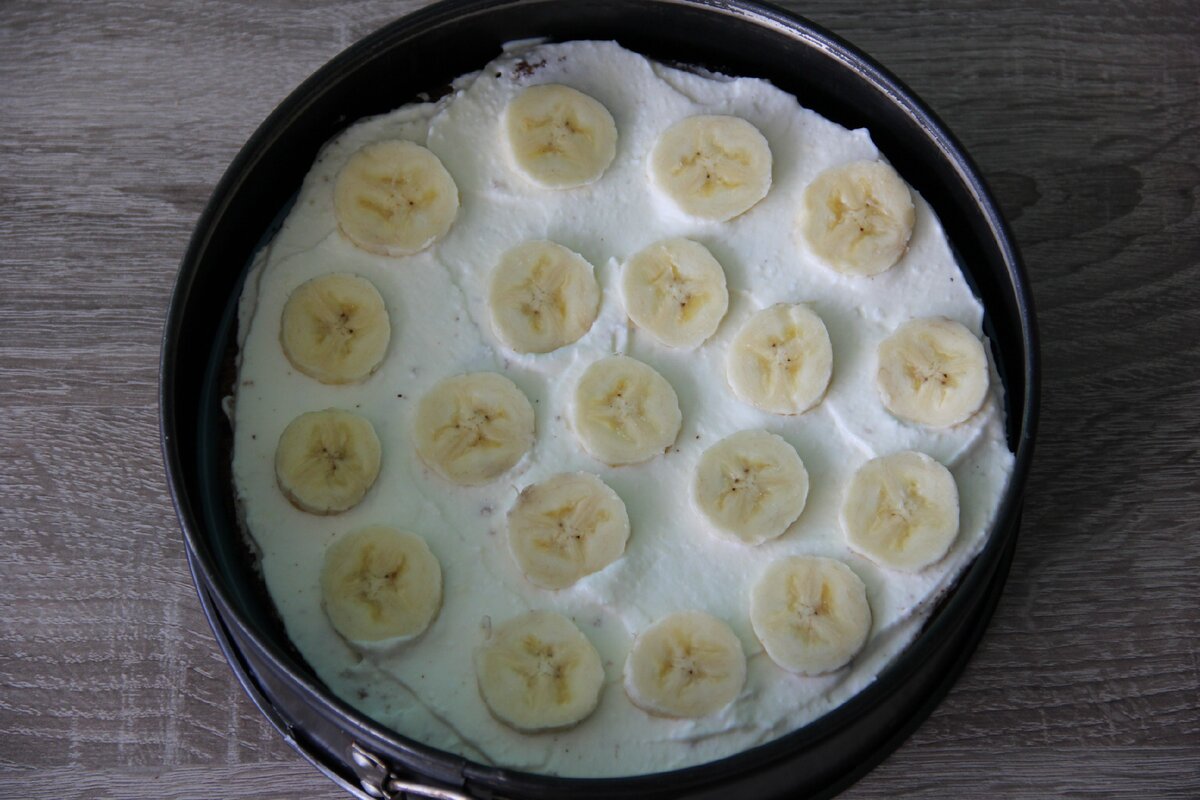 Торт с творожным кремом и бананами.