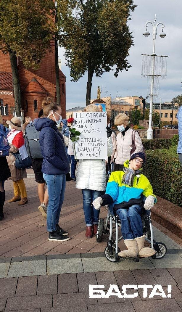 На этом фото – совершенно недееспособный человек в инвалидной коляске