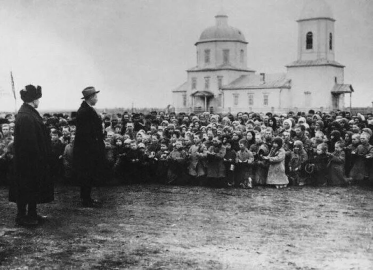 Почему русские крестьяне стоят на коленях перед американцами? История  фотографии | Филиал Карамзина | Дзен