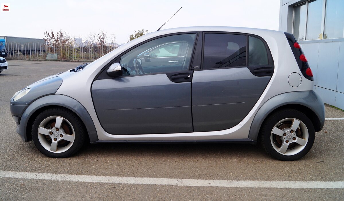 Вид сбоку автомобиля Smart Forfour 2004 года выпуска