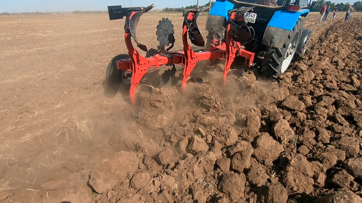 Плуг Tor 3 на полях в Волгоградской области