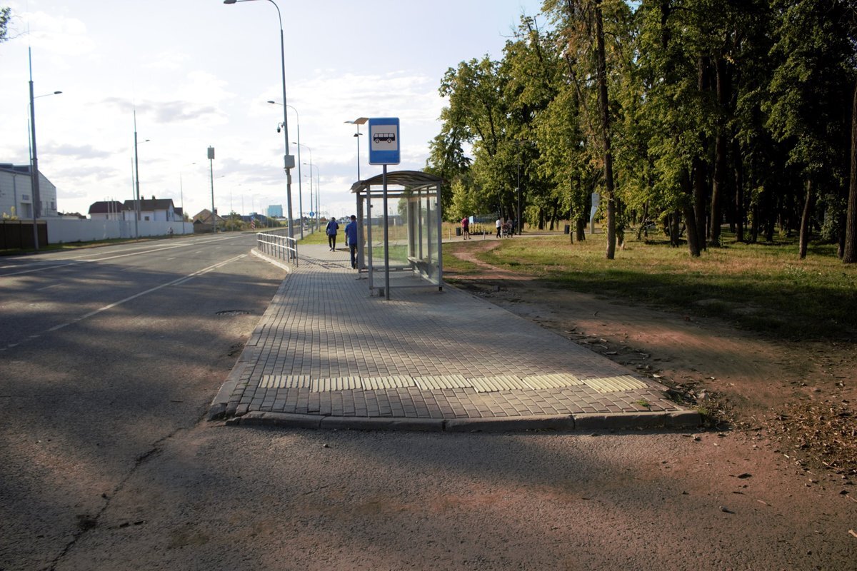 Первые изменения. На остановке "Улица Дальняя" поставили дорожный знак и павильон. Остановка находится на одноименной улице рядом с 1-й аллей.