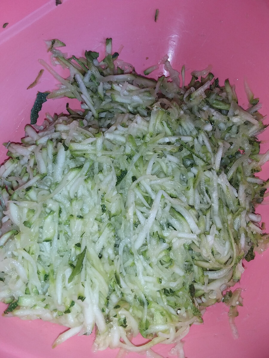 Натираем на крупную терку цукини 