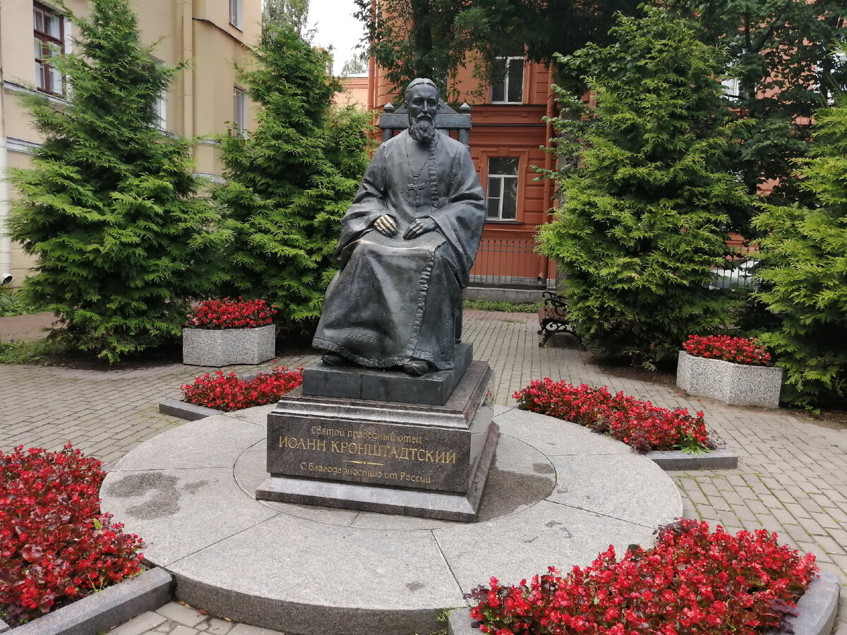 Памятник Иоанну Кронштадтскому. Кронштадт. август 2021. 
