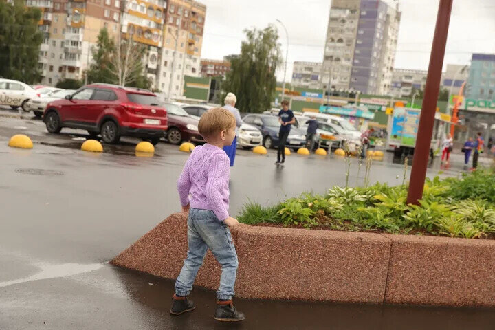 Сзади