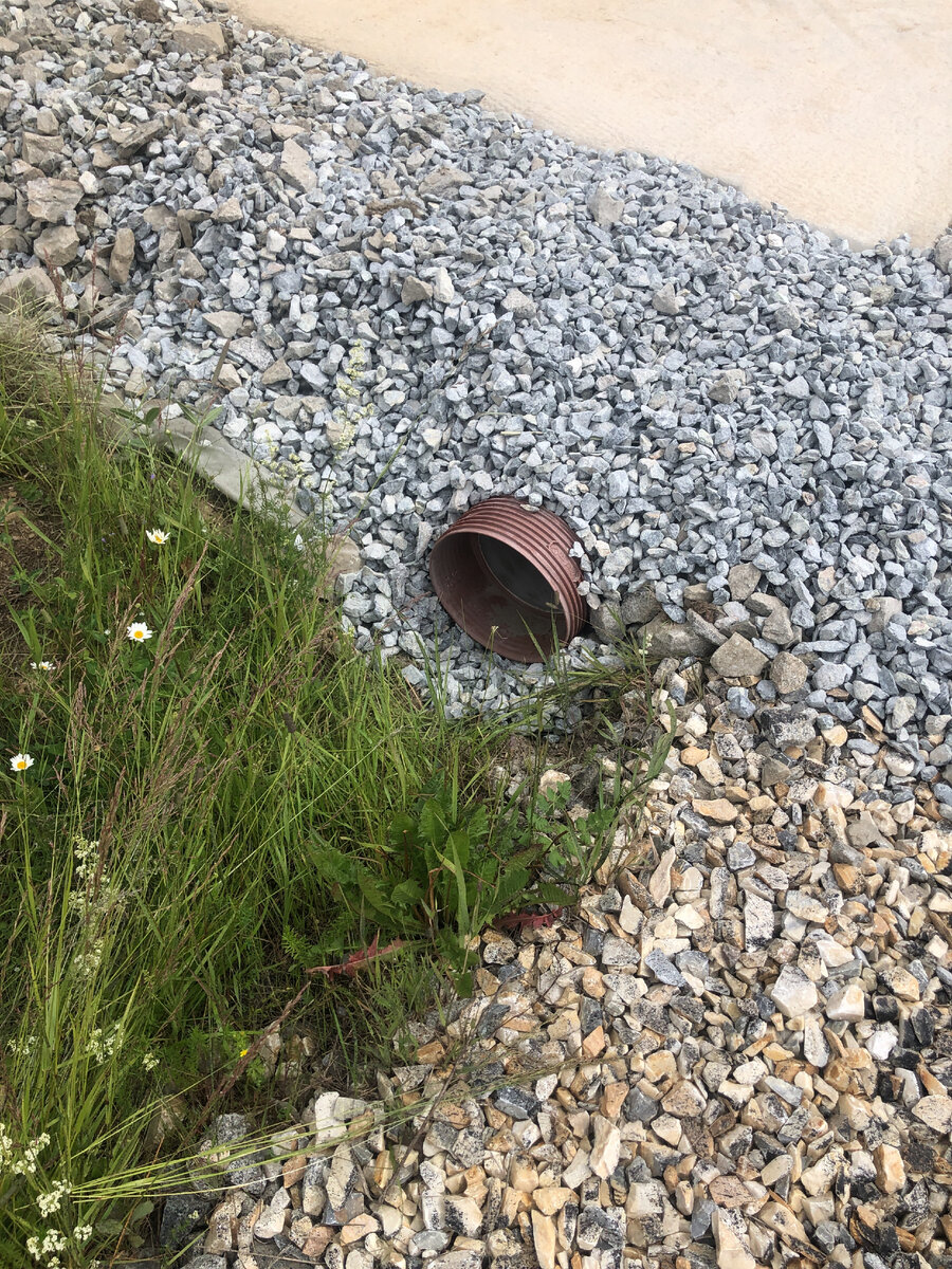 Пример грамотного въезда с водопропускной трубой и отсыпками из щебня