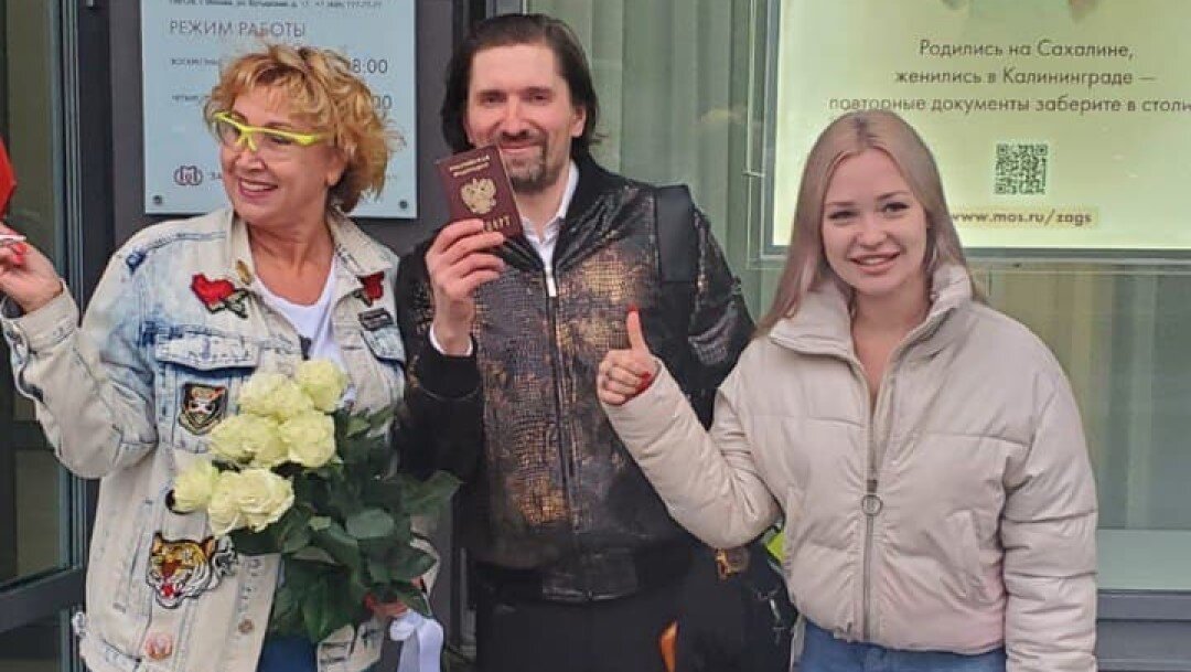 Лариса, её новый избранник, Василий, и его дочь. 