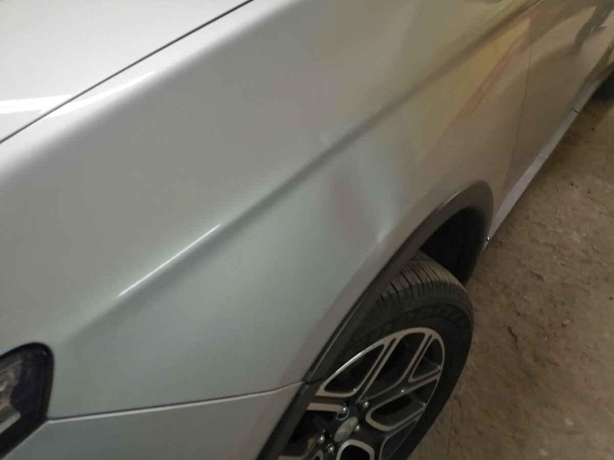 Две вмятины  на верхнем ребре.