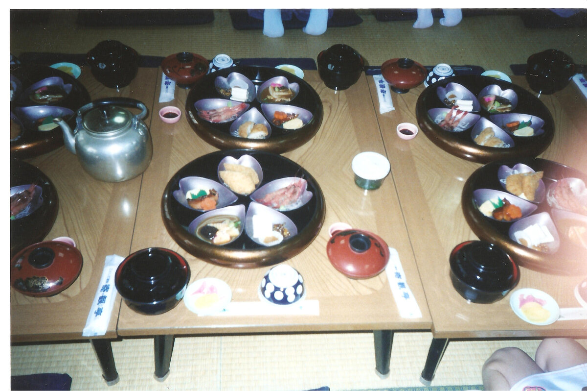 Много маленький тарелочек с закуской. В пиалке слева мисо-суп. Не помню, что было в пиале справа. В чайнике чай, который разлили по чашкам.