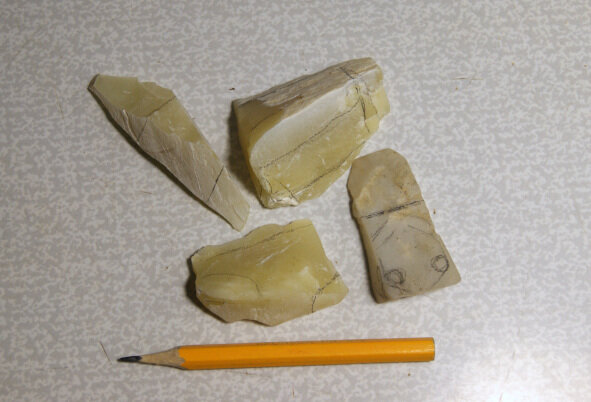 Мелкие кусочки камня вполне вероятно, что из них ещё что-то можно вырезать.