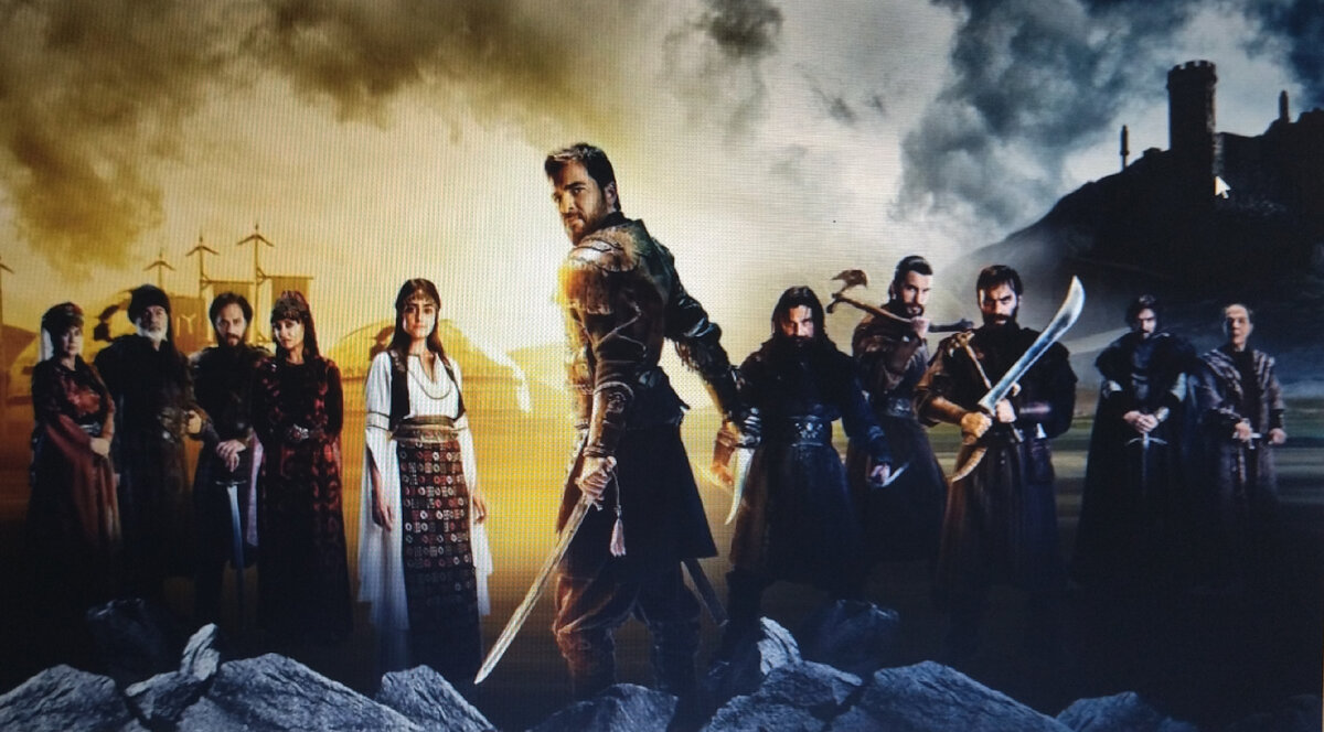 Турецкие сериалы широкому зрителю, в нашей стране стали известны сравнительно недавно. Во многом благодаря нашумевшему сериалу «Великолепный Век», многие стали преданными зрителями турецких теленовелл и почитателями таланта актер. Конечно же, «Великолепный Век» задал самую высокую планку, и дотянутся до его уровня было весьма непросто, однако многие турецкие режиссеры на волне бешеной популярности этого сериала сняли не менее успешные картины, также прославившие историю Османского государства. Многие из них заслуженно можно считать конкурентами «Великолепного Века», благодаря тем же костюмам, декорациям, спецэффектам и легендам о великой любви.