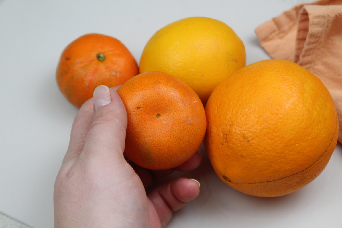 Не выкидывайте мандариновые корки. 3 интересных способа применения.