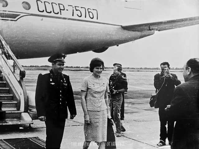 В.В. Терешкова и А.Г. Николаев выходят из самолета Ил-18В СССР-75767. Ереван, 25 июня 1965 года. Фото: Авиационный музей Армении. 