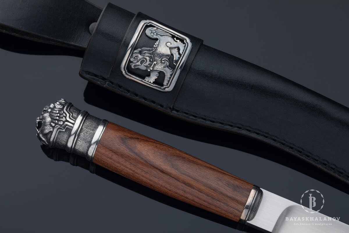 Автор: Жигжит Баясхаланов. Охотничий нож "Арсалан" (с бурятского "Лев").
Материалы: сталь D2, палисандр, бронза с гальваническим серебрением, натуральная кожа. По поводу приобретения можете написать на почту info@zhigzhit.com