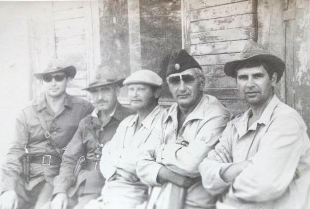 На снимке справа налево:                                                                                                   секретарь парткома Н.Барабащов,
командир 927 иап  П.Тарасевич,
начальник политотдела Н.Гайдадин,
начальник штаба полка А.Стецюк.