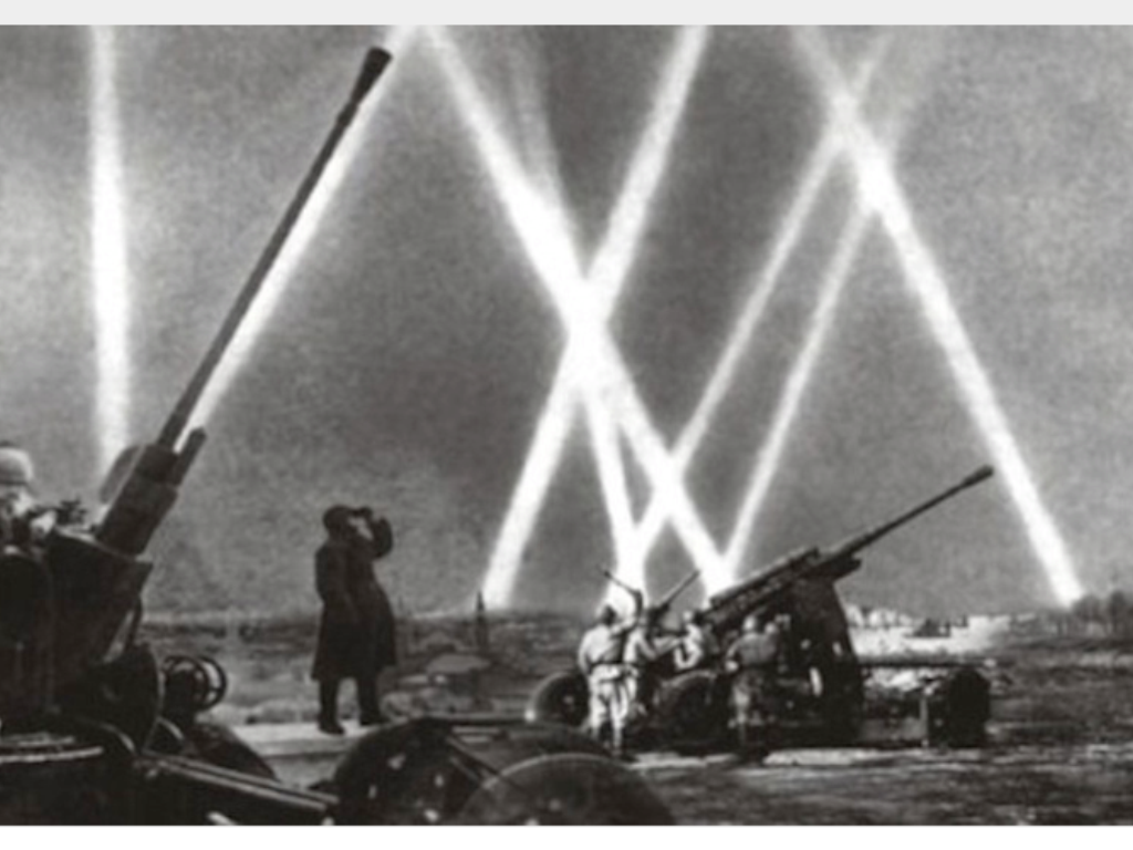 Зенитный прожектор пво. Зенитные прожектора великой отечественной войны. Блокадный ленинград зенитные прожектора. Битва за лос анджелес 1942 нло. Прожектора в берлинской операции.