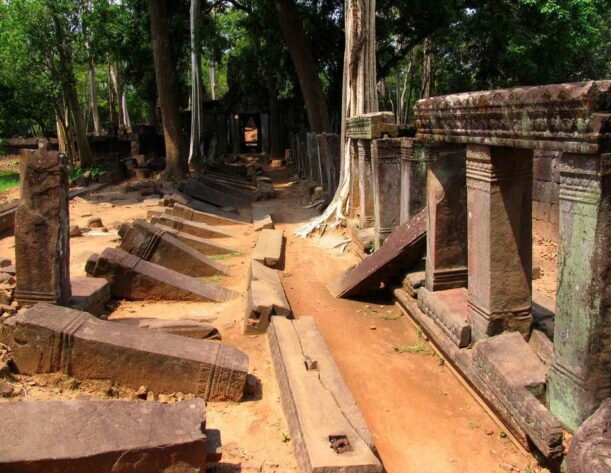 Территория в 35 квадратных километров - площадь комплекса Кох Кер.
Источник: http://paikea.ru/wp-content/uploads/2016/11/IMG_031784-640x480.jpg