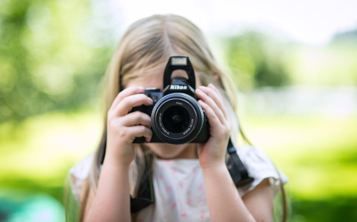 Девочка с фотоаппаратом. Источник: pxhere.com
