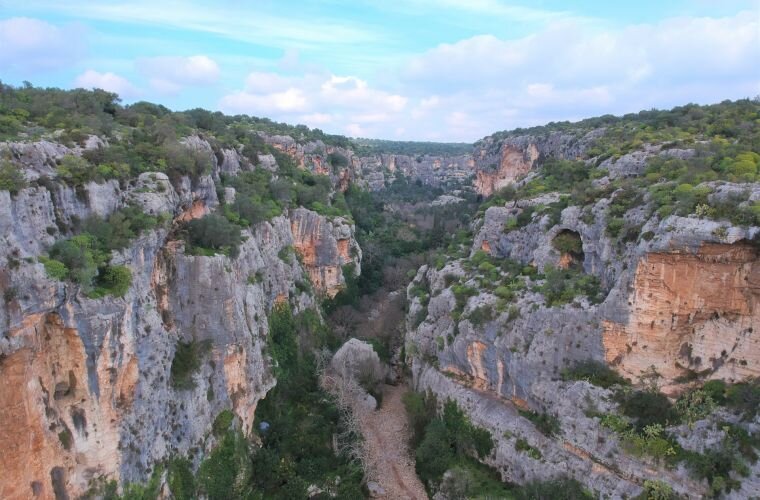 Источник фото: https://www.mammasicily.com/sites-of-interest-in-sicily/ispica-canyon-cava-d-ispica.html