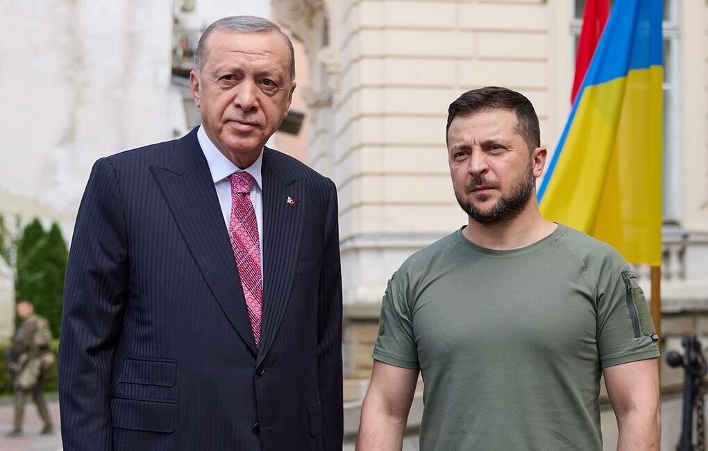 Эрдоган пытается сыграть роль миротворца, а Зеленский встречает его в футболке...