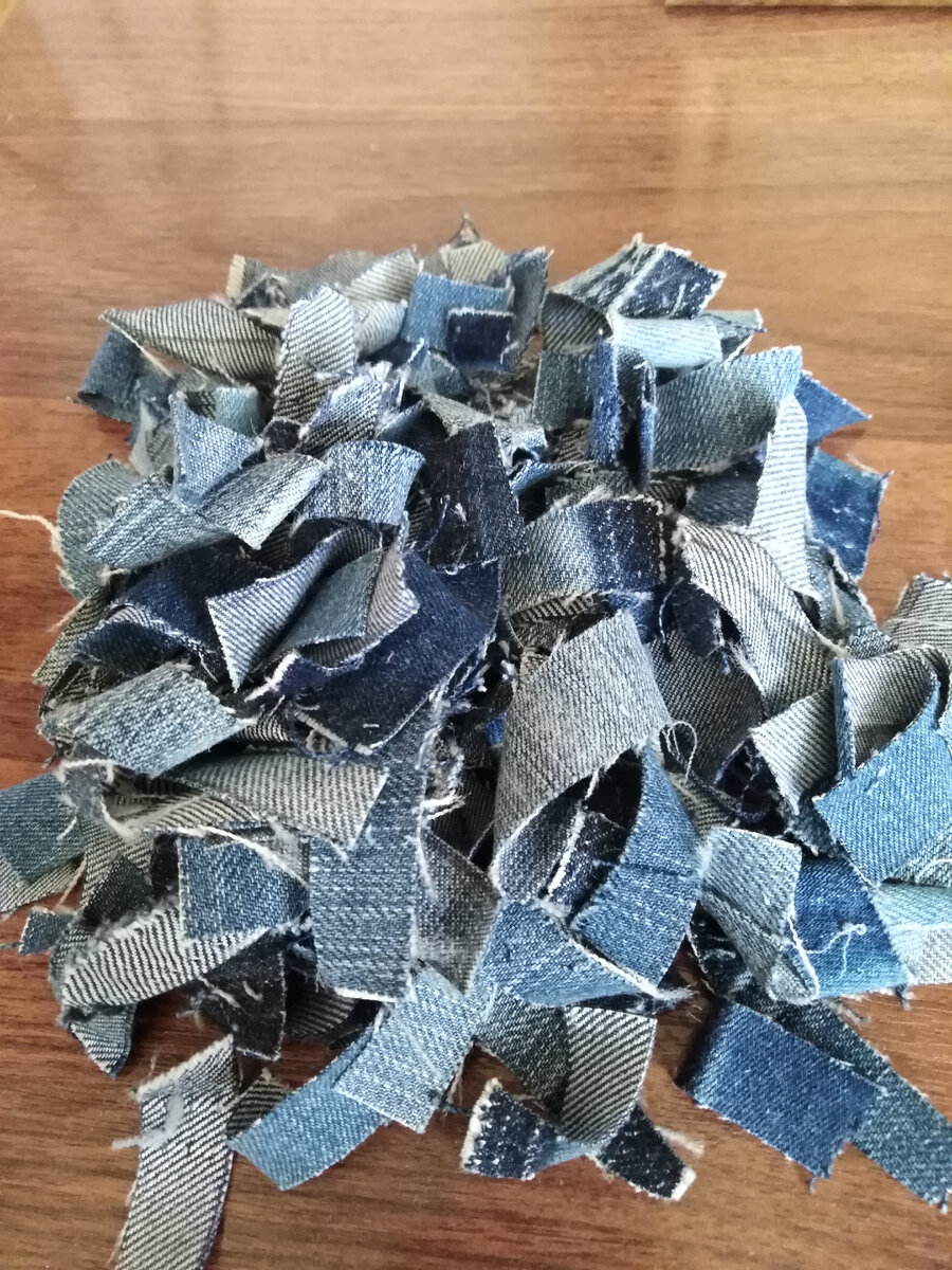 Потом надо было нашить эти обрезки на предварительно разлинованную ткань,                                                        